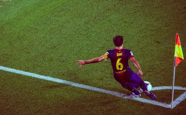 Bandiere, rivali e amici fuori dal campo: Zanetti racconta Xavi nella serie "I Fantastici 10"