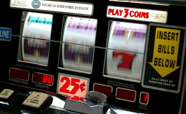 Slot nel Lazio, da domani maxi orologi e tabelloni extralarge contro la ludopatia: perplessità di Adm verso la Regione, operatori pronti ai ricorsi