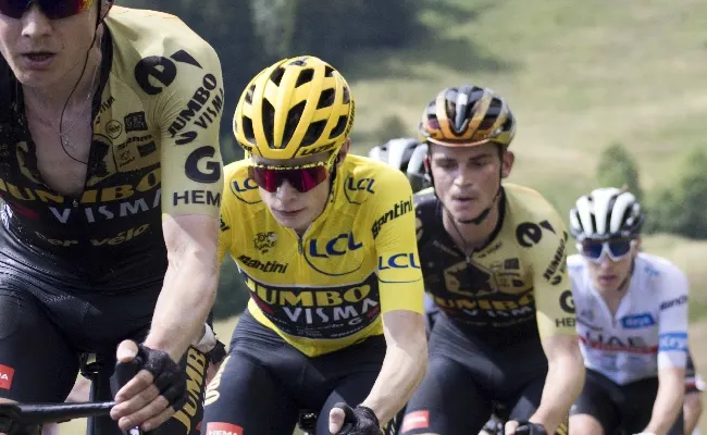 Giro d’Italia, si parte: Pellizzari sfida il gigante Vingegaard (1,25), Milan (1,90) in pole per la prima maglia rosa