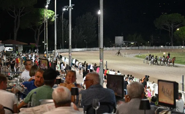 Ippica, all’Ippodromo Snai Sesana ultima con le corse in notturna per un sabato che ha regalato a Gea Del Ronco solo ‘Emozioni’