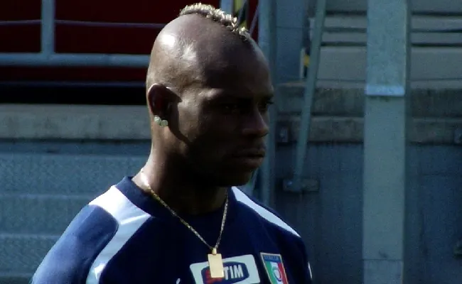 Serie A, Genoa-Como: Gilardino punta ancora sull’effetto Balotelli. I bookie quotano il gol di Super Mario per il primo successo casalingo