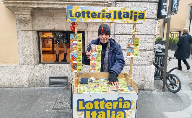 Lotteria Italia. “In mezza giornata comprati oltre 500 biglietti”, parola di Carlo, storico rivenditore del centro di Roma: “Negli ultimi giorni la gente fa la fila”