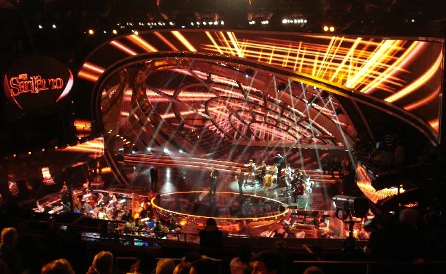 Sanremo 2025, Mahmood e Malgioglio: sale l’attesa per il look mentre le co-conduttrici, su Sisal.it, scelgono il monocolore