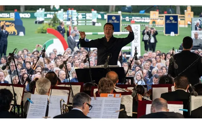 Piazza di Siena al via con la musica del maestro Alvise Casellati, nel tradizionale concerto d'apertura e la sfilata del polo nel centro di Roma