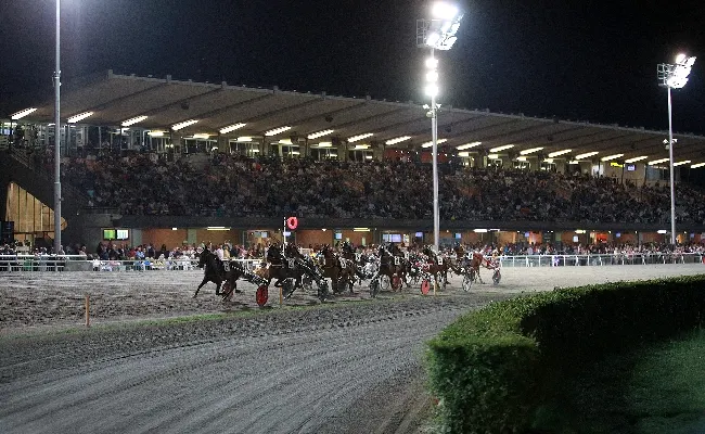 Ippica, Ippodromo Cesena Trotto: torna lo spettacolo del Savio con 29 serate di corse, eventi ed emozioni by night