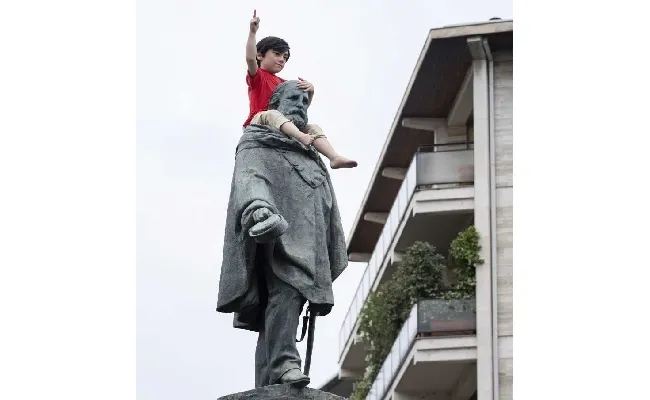 Brighstar: alla scoperta di Bergamo, attraverso l'arte di Maurizio Cattelan tra memoria storica e sguardi contemporanei
