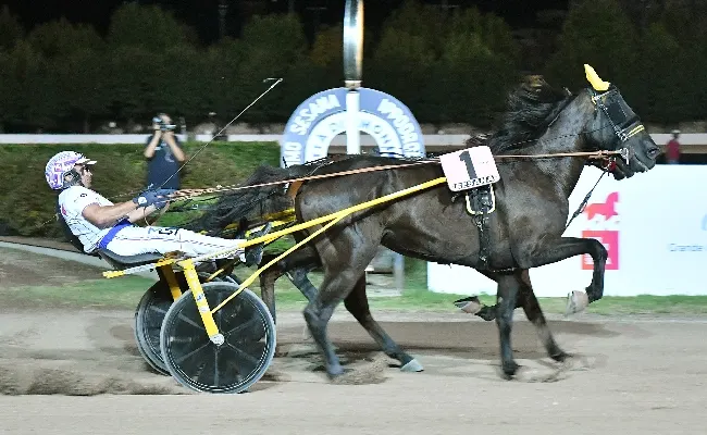 Ippica, all'Ippodromo Snai Sesana serata magica di Ferragosto per 4mila spettatori con un "Gran Premio Città di Montecatini" thrilling che premia a sorpresa Ernesto Spritz