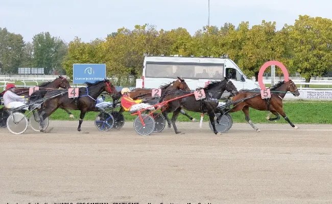 Ippica, nel martedì di trotto riservato ai gentlemen all'Ippodromo Snai San Siro brilla Aaron Del Ronco con un finale ad effetto nel Premio GDC Lazio, mentre Gilda Indal fa suo il GDC Lombardia