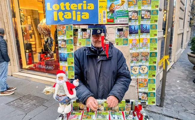 "Lotteria Italia nel cuore della gente", parola di Maurizio, rivenditore del centro di Roma. "Venduti anche 800 biglietti in un giorno"
