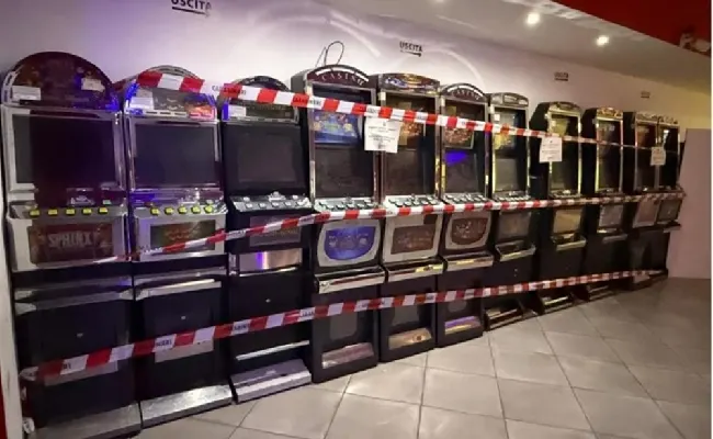 Gioco illegale, controlli di Adm e Carabinieri in provincia di Caserta: sequestrate 15 slot, multe per 170mila euro
