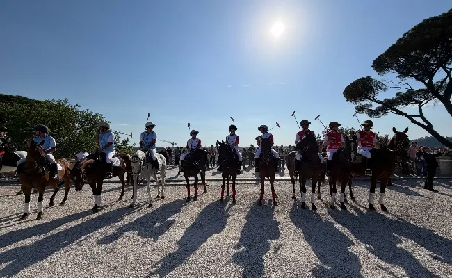 Il Polo a Piazza di Siena e l’occasione unica di tifare Italia: così Villa Borghese si tinge d’Azzurro